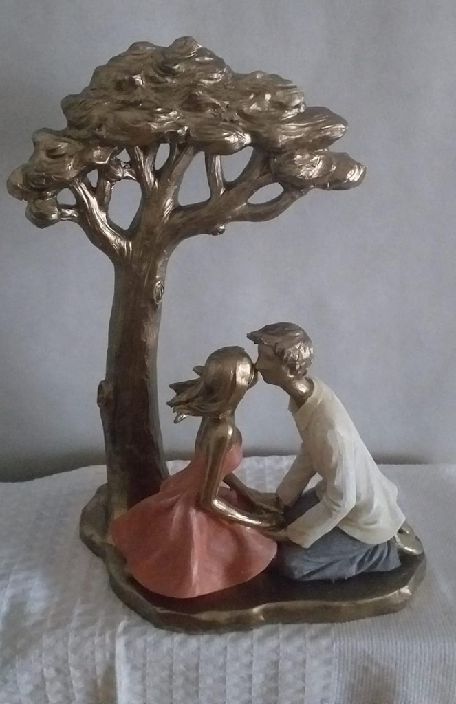 Foto 1 FIGURA PAREJA CON ÁRBOL