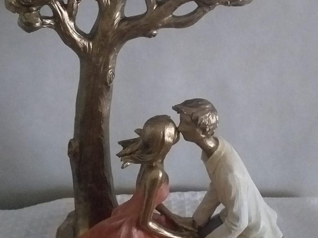 FIGURA PAREJA CON ÁRBOL