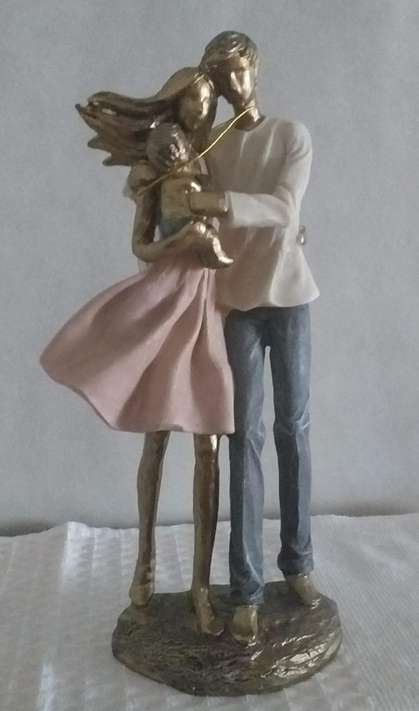 Foto 1 FIGURA PAREJA CON NIÑO